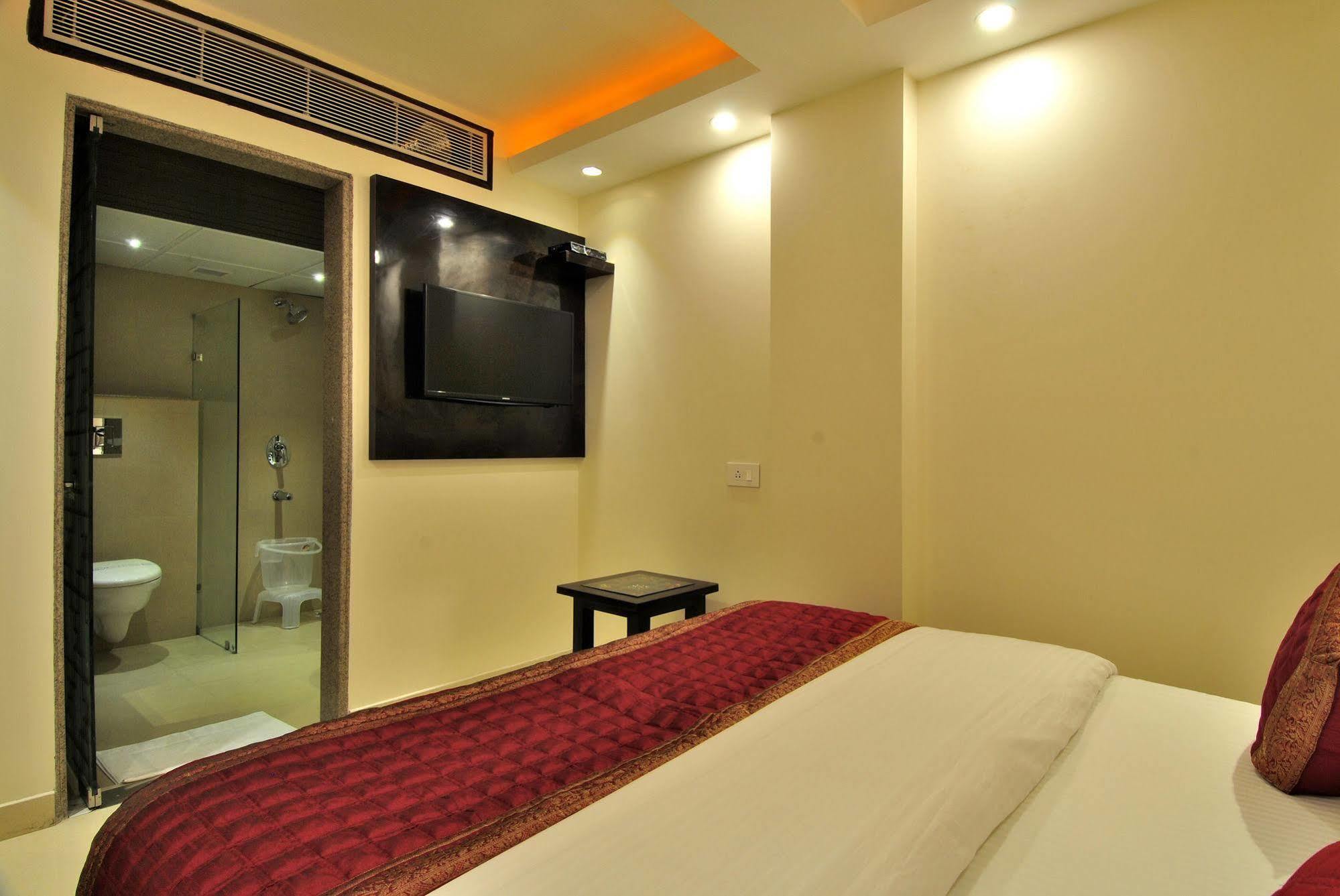 Sai Miracle - Luxury Living Hotel Nova Deli Exterior foto